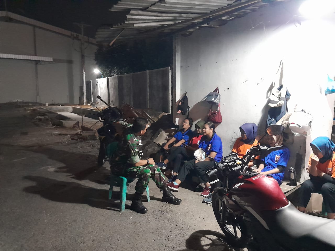 Patroli Malam Humanis, Koramil Teras Hadir Jaga Keamanan dan Pererat Kedekatan dengan Warga