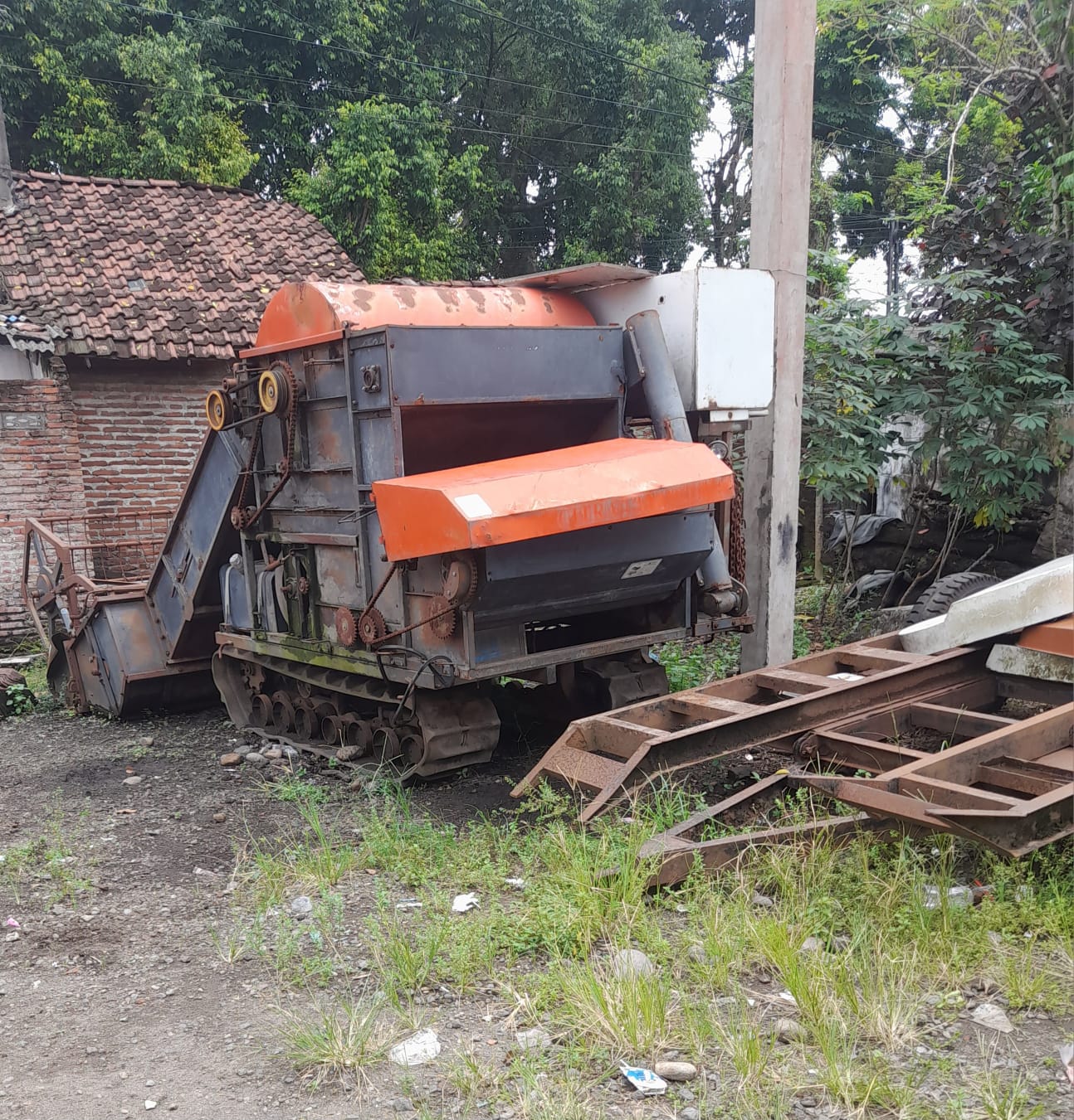 Inilah bentuk bantuan pemerintah berupa alat mesin potong padi yang sampai saat ini mangkrak tidak pernah di manfaatkan